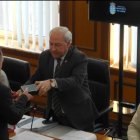 Miguel Tomé toma posesión del acta de concejal de manos de su padre, José Tomé