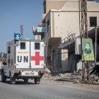 Una ambulancia de la ONU recorre las ruinas de un pueblo del sur del Líbano.