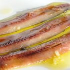 Lomos de anchoa en aceite con ajo: el resultado final de una salazón casera que rivaliza con cualquier conserva gourmet