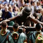 Imágenes de los legionarios portando al Cristo de Mena