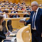 El senador del PP, Francisco Bernabé Pérez, con la ministra Sara Aagesen