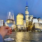 Un brindis por Nueva York, la ciudad que nunca deja de latir.”