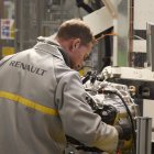 Detalle de un trabajador de la fábrica Renault en Sevilla.