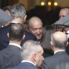 El Emérito, Felipe VI y Letizia Ortiz en el funeral de Fernando Gómez Acebo.