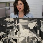 La presidenta de la Comunidad de Madrid, Isabel Díaz Ayuso, y el cuadro del 'Guernica'