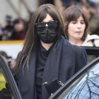 La expareja de Ábalos, Jéssica Rodríguez, a su salida del Tribunal Supremo, a 7 de abril de 2026, en Madrid (España). El exministro José Luis Ábalos, su exasesor Koldo García y el empresario Víctor de Aldama se sientan a partir de hoy en el banquillo de los acusados del Tribunal Supremo por presuntas irregularidades en los contratos de mascarillas adjudicados desde el Ministerio de Transportes durante la pandemia. Tanto Ábalos como Koldo se encuentran en prisión provisional desde el pasado 27 de noviembre y se declaran inocentes, asegurando en sus escritos de defensa que no cometieron ningún delito, sin embargo, Anticorrupción alega que Ábalos, Koldo y Aldama "convinieron" aprovecharse del cargo del entonces ministro -desde junio de 2018- para "favorecer", "a cambio del correspondiente beneficio económico" de los tres, la contratación con la Administración "en cuantas ocasiones hubiera oportunidad, por empresas cuyos intereses captaría y promovería" el empresario.

Jesús Hellín / Europa Press
07 ABRIL 2026;JUICIO;MASCARILLAS;JUZGADO;SUPREMO;
07/4/2026