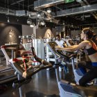 Personas en un gimnasio.