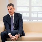 El presidente del Gobierno, Pedro Sánchez, esperando en Moncloa