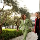 La secretaria general del PSOE-A y candidata a la Presidencia de la Junta de Andalucía, María Jesús Montero (i), junto a la portavoz parlamentaria del PSOE-A, María Márquez (d), en el Parlamento andaluz para firmar con las Mareas Blancas de Andalucía el 'Manifiesto para Recuperar la Sanidad Pública Andaluza'. A 8 de abril de 2026 en Sevilla (Andalucía, España). El ‘Manifiesto para Recuperar la Sanidad Pública Andaluza’ impulsado por las Mareas Blancas denuncia el deterioro general de la sanidad pública en Andalucía y reivindica un blindaje de la misma con una mayor financiación y contratación de personal sanitario.

Joaquín Corchero / Europa Press
08/4/2026