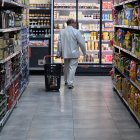 Una persona hace la compra en la tienda Dia.
FERNANDO SÁNCHEZ / EUROPA PRESS
03/10/2023