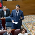 El portavoz del PP, Carlos Díaz-Pache (2 fila, d), durante el Pleno de la Asamblea de Madrid, a 9 de abril de 2026, en Madrid (España). La Asamblea de Madrid aprueba hoy con la mayoría absoluta del PP y por lectura única la ley que permitirá a la Comunidad ejercer la acción popular en casos en los que se atente contra el patrimonio natural, histórico-artístico o se cometan delitos destinados a entorpecer el desarrollo de eventos y espectáculos públicos, como fue el caso de los disturbios en la última etapa de la Vuelta Ciclista a España.

Alberto Ortega / Europa Press
09/4/2026