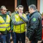(Foto de ARCHIVO)
El presidente de la Junta de Andalucía la noche del accidente de trenes de Adamuz con dos de sus consejeros.