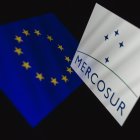 Banderas de la Unión Europea (UE) y de Mercosur mostradas en un teléfono inteligente.