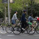 Varias personas en bicicletas eléctricas.