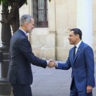 El Rey Felipe VI, saluda al presidente de la Junta de Andalucía, Juanma Moreno.