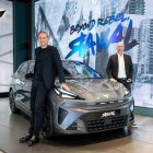 Oliver Blume y Markus Haupt con el Cupra Raval