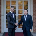 (Foto de ARCHIVO)
El presidente del Gobierno, Pedro Sánchez (i), y el presidente de la Generalitat valenciana, Juanfran Pérez Llorca (d), durante una reunión, en el Palacio de La Moncloa, a 17 de diciembre de 2025, en Madrid (España). Se trata del primer encuentro entre el presidente del Gobierno y el presidente de la Generalitat tras la investidura de Pérez Llorca el pasado 2 de diciembre. Durante su encuentro, el presidente del ejecutivo valenciano ha pedido un Pacto del Agua y que "respete" las normas aprobadas en Les Corts como la Ley de Costas.

Alberto Ortega / Europa Press
17/12/2025