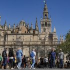 Imagenes de recurso de turistas por el centro de Sevilla.