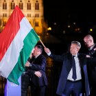 Peter Magyar ganador de las elecciones ondea una bandera húngara