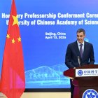 El presidente del Gobierno, Pedro Sánchez, recibe la cátedra honoraria en la Academia China de Ciencias

REMITIDA / HANDOUT por MONCLOA
Fotografía remitida a medios de comunicación exclusivamente para ilustrar la noticia a la que hace referencia la imagen, y citando la procedencia de la imagen en la firma
13/4/2026