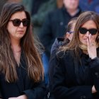 Irene Carbonero y Sara Carbonero de camino a la iglesia en el último adiós a su madre en Corral de Almaguer.