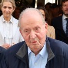 La Infanta Elena y el Rey Juan Carlos, en el hotel durante su visita a Sevilla.