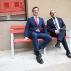 El director de Instituciones de Santander en Castilla y León junto al alcalde de Ciudad Rodrigo.