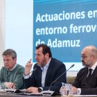 Óscar Puente acompañado del secretario de Estado de Transportes y Movilidad Sostenible, José Antonio Santano Clavero, y el presidente de Adif, Luis Pedro Marco de la Peña.