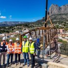 La alcaldesa de Finestrat, Nati Algado, tras la instalación de la pasarela, junto a concejales y técnicos.
