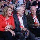 (Foto de ARCHIVO)
Los expresidentes socialistas de la Junta de Andalucía Manuel Chaves (d) y José Antonio Griñán (c) , junto a la ex presidenta de la Junta de Andalucía, Susana Díaz, durante la inauguración del 41º Congreso Federal del PSOE en el Palacio de Congresos y Exposiciones, a 30 de noviembre de 2024 en Sevilla (Andalucía, España). El PSOE inaugura su 41 Congreso Federal en el que el partido cerrará filas y se volcará en apoyar a su líder, el presidente del Gobierno y secretario general, Pedro Sánchez.

Rocío Ruz / Europa Press
30/11/2024