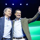El presidente del PP, Albero Núñez Feijoo, junto al presidente de la Junta de Andalucía y candidato, Juanma Moreno.