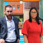 El empresario Víctor de Aldama y la vicepresidenta de Venezuela, Delcy Rodríguez, con la imagen de la villa de lujo que el empresario reservó para la dos de Maduro en Madrid.