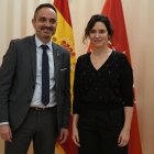 (Foto de ARCHIVO)
La presidenta de la Comunidad de Madrid, Isabel Díaz Ayuso, mantiene un encuentro con el alcalde de Móstoles, Manuel Bautista, en la Real Casa de Correos, a 4 de marzo de 2024, en Madrid (España). El alcalde de Móstoles, Manuel Bautista (PP), designado como nuevo miembro de la Junta de Gobierno de la Federación Española de Municipios y Provincias (FEMP), ejerce la representación de los alcaldes madrileños del PP en este organismo.

Fernando Sánchez / Europa Press
04 MARZO 2024;REUNIÓN;
04/3/2024