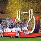 SEVILLE, SPAIN - APRIL 18: Mikel Oyarzabal of Real Sociedad lifts the Copa Del Rey trophy following the Copa Del Rey Final match between Real Sociedad and Atletico de Madrid at Estadio de La Cartuja on April 18, 2026 in Seville, Spain.  (Photo by Fran Santiago/Getty Images)