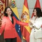 Isabel Díaz Ayuso (d) y la líder opositora venezolana María Corina Machado