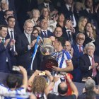 King Felipe VI of Spain gives the champions trophy Mikel Oyarzabal of Real Sociedad during the Spanish Cup, Copa del Rey, Final match played between Atletico de Madrid and Real Sociedad at La Cartuja stadium on April 18, 2026 in Sevilla, Spain.