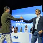 El presidente del PP, Albero Nuñez Feijoo, saluda al presidente de la Junta de Andalucía, Juanma Moreno, durante un congreso del PP-A.