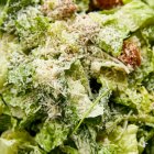 La ensalada César, un icono centenario donde la sencillez de la lechuga, el parmesano y el aderezo crea un equilibrio perfecto