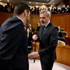 El líder del Partido Popular en Aragón, Jorge Azcón, saluda al  líder de VOX en Aragón, Alejandro Nolasco.