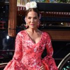 Raquel Bollo se ríe con el nombre que han puesto a la caseta de su prometido en la Feria de Abril.