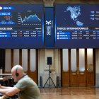 Paneles informativos en el Palacio de la Bolsa de Madrid.