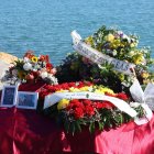 Una ofrenda floral en homenaje a los guardias civiles fallecidos, en el puerto de Barbate.
