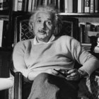 Albert Einstein, en una imagen íntima en su estudio, donde la reflexión y la imaginación marcaron su forma de entender el mundo