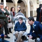 El presidente de la Junta de Andalucía, Juanma Moreno, con Leo García, el joven sevillano de 12 años que padece 'piel de mariposa'.
