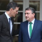 El presidente del Gobierno, Pedro Sánchez, recibe al portavoz del PNV en el Congreso, Aitor Esteban, en el Palacio de la Moncloa.