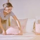 Hacer la cama nada más levantarse puede favorecer la humedad y la proliferación de ácaros, según advierte la Organización de Consumidores y Usuarios (OCU)
