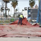 Agentes de la policía nacional investigan la atracción hinchable donde ha fallecido una menor, en la feria de Mislata, a 5 de enero de 2022, en Mislata, Valencia (España).