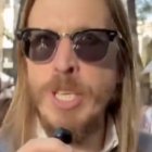 El portavoz de Podemos, Pablo Fernández, con sus gafas de sol Ray-Ban Wayfarer