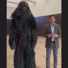 Juanma Moreno con el personaje de Star Wars, Chewbacca.