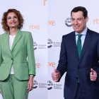 La candidata del PSOE-A a presidir la Junta, María Jesús Montero, y el candidato del PP-A y presidente de la Junta, Juanma Moreno, antes del debate de TVE.